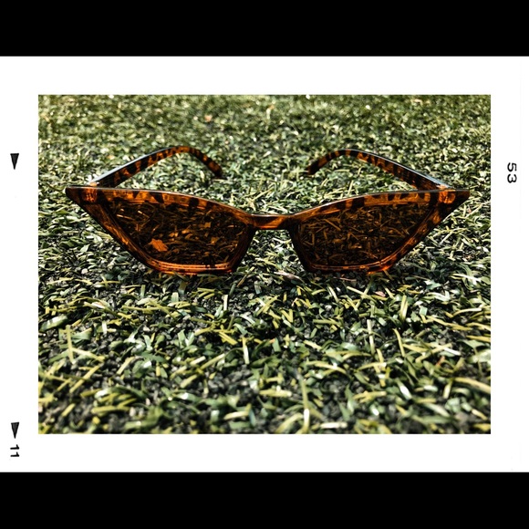 SOLD 🐆🌹 TRENDY CHEETAH CAT-EYE SUNGLASSES - Picture 2 of 3